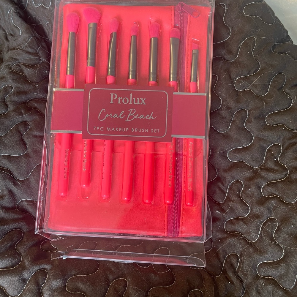 Make up Bundle: Brushes, eye shadows NIB - Picture 3 of 9